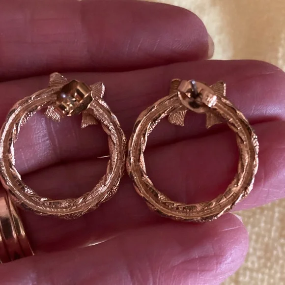 Avon EUCVintage 1979 Festive Circlet Gold Tone Christmas Wreath Pierced Earrings - Picture 3 of 3